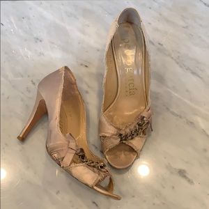 Pumps in silk and gold Swarovski hardware